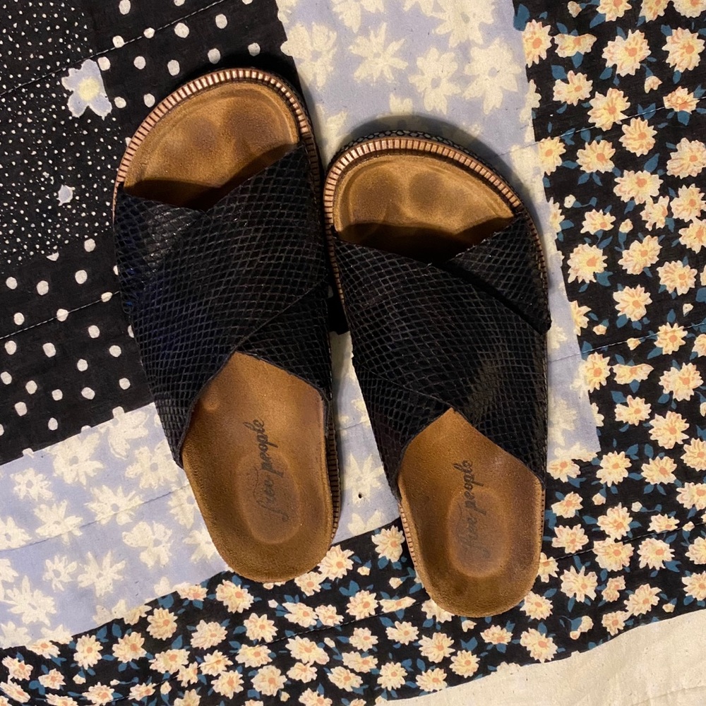 Free People Black foot bed sandals!